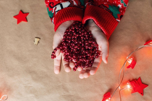 Rode kerstslinger in de handen