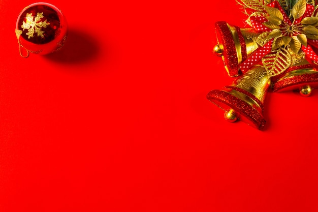 Rode kerstversiering van klokken geschenkdoos, rode en gouden krans, kerstballen