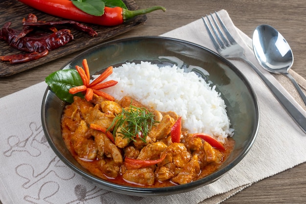 Foto rode kip curry rijst op de tafel