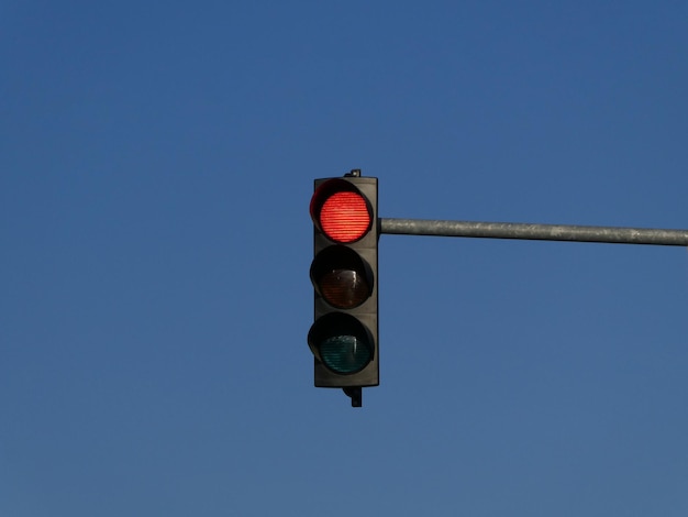 Rode kleur op het stoplicht met blauwe lucht op de achtergrond