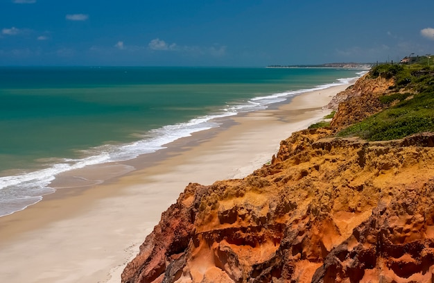 Rode klif in Bela strand, Conde, Paraiba, noordoostkust van Brazilië.