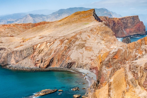 Rode kliffen en blauwe zee bij de san lorenzo-kaap op het eiland madeira