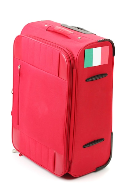 Rode koffer met sticker met vlag van Italië op wit wordt geïsoleerd