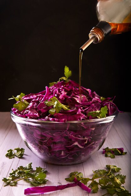 Rode koolsalade met peterselie en olijfolie