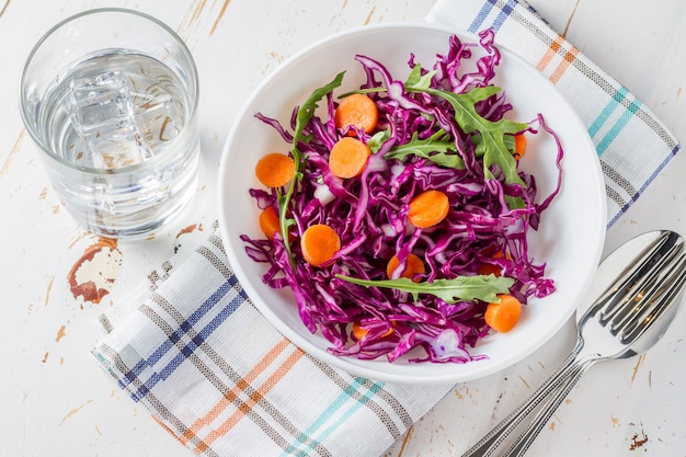 Rode koolsalade met wortel en arugula