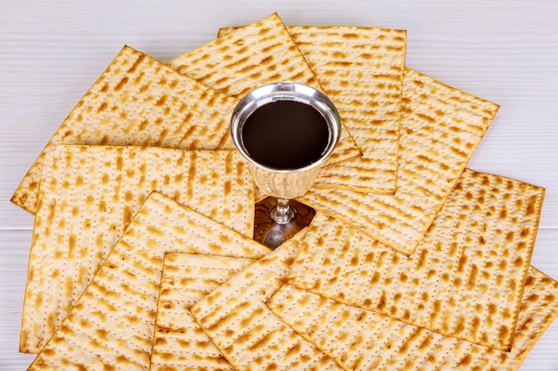 Rode koosjere wijn met een witte plaat van matzah of matza en een Pascha Haggadah