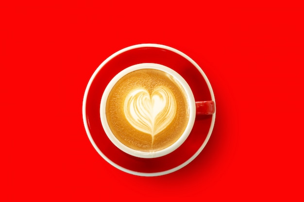 Rode kop, Latte-koffiehart op houten lijst wordt gevormd die