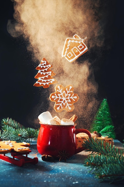 Rode kop met marshmallows en kaneel en vliegende peperkoekkoekjes voor Kerstmis