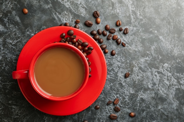 Rode kopje koffie op zwarte rokerige tafel