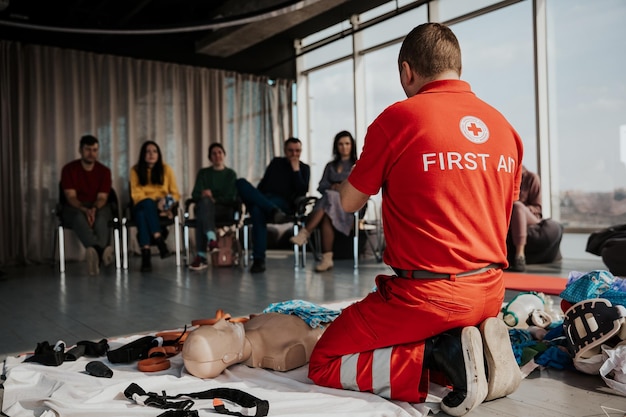 Rode Kruis-instructeur in de kantoorruimte voor de burgerbevolking van Oekraïne