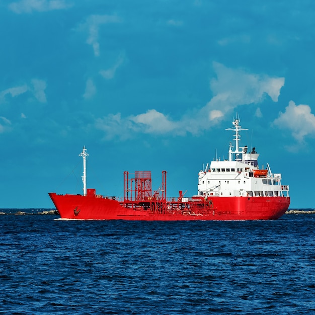 Rode lading tanker schip beweegt door de rivier