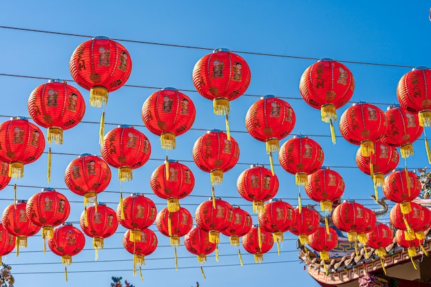 Rode lantaarndecoratie voor Chinees Nieuwjaarsfestival in Chinees heiligdom