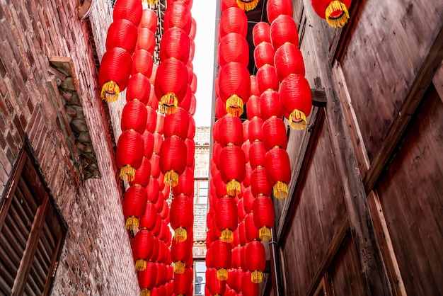 Rode lantaarns in de steegjes van oude steden in china