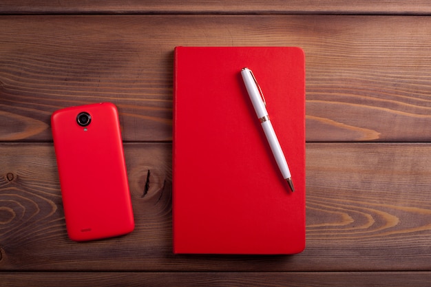 Rode laptop en een smartphone.