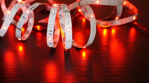 Rode led-verlichting. Neon LED-strip op een zwarte achtergrond