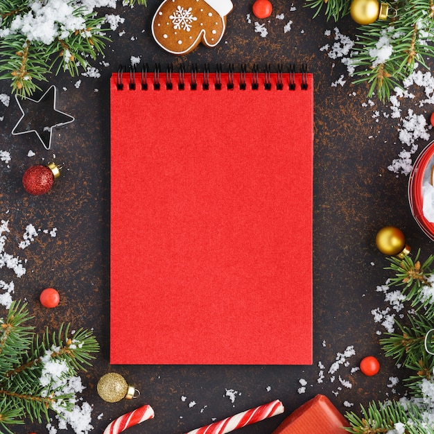 Rode lege notebook met kerstversiering