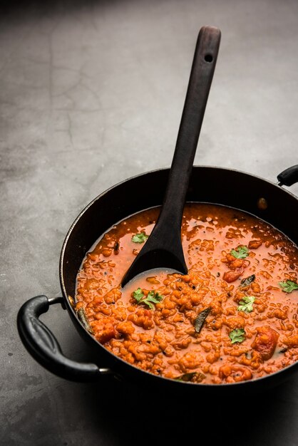 Rode Linzen Gekookte Dal of Dhal of Masoor daal tadka geserveerd in een kom, selectieve focus