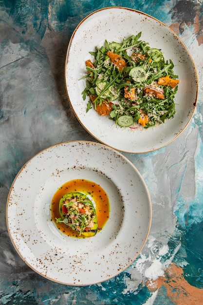 Rode linzensoep met ingrediënten op houten ondergrond Indisch populair eten Dal Tadka Curry geserveerd