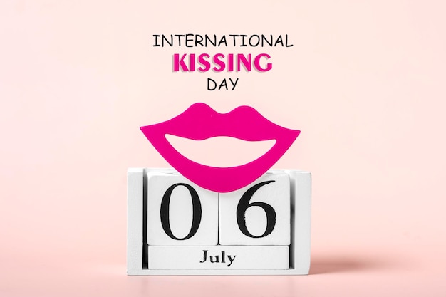 Rode lippen kalender geïsoleerd op roze achtergrond 06 juli international kissing day concept