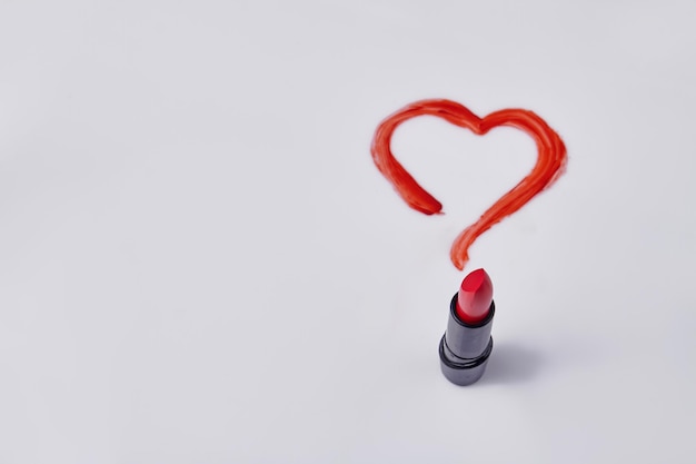 Rode lippenstift en getekend hart op witte achtergrond
