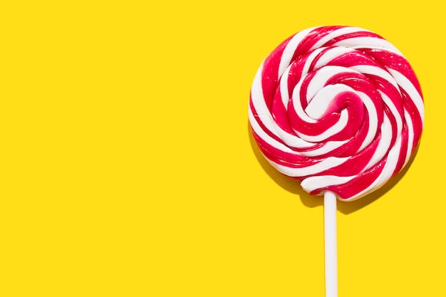 Rode lollypop op gele achtergrond