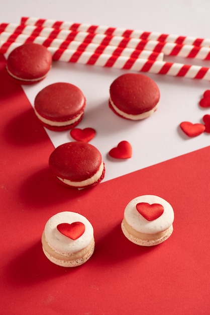 Rode Macarons en rood gevormde harten een enveloppe