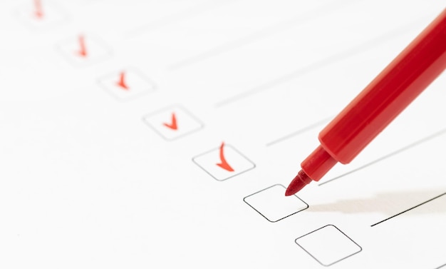 Rode markering met markeringen op het checklistblad checklist voltooid taakconcept