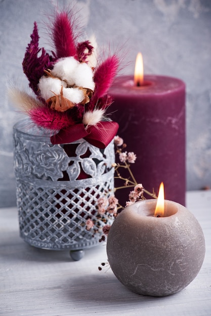 Rode marsala boeket droge bloemen in tinnen vaas op witte houten tafel. Kopieer ruimte voor tekst, voor begroeting, uitnodiging