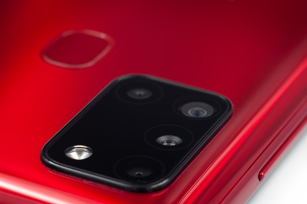 Rode moderne slimme telefoon multi cameralens en vingerafdruk scanner close-up. Selectieve aandacht.