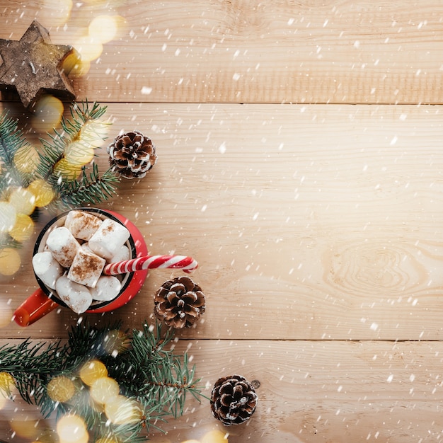 Rode mok warme chocolademelk met marshmallow en candy cane christmas background