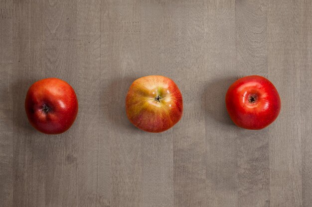 Foto rode mooie appels liggen op de tafel.