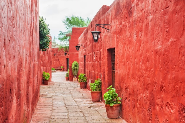 Rode muren in het Santa Catalina-klooster in Arequipa, Peru