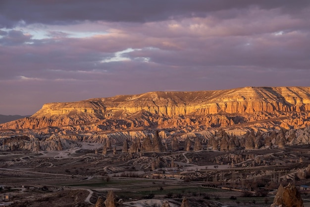 Rode of rose valley tijdens zonsondergang in cappadocië goreme turkije