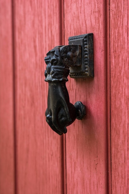 Rode oude deur met deurklopper