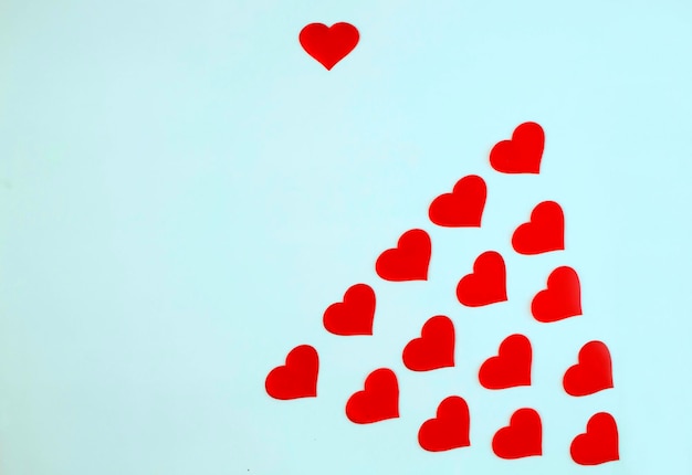 Rode papieren harten op een blauwe achtergrond. Feestelijke wenskaart voor Valentijnsdag, Verjaardag, Vrouwendag of Moederdag. Platte lay-out, bovenaanzicht, plaats om te kopiëren.