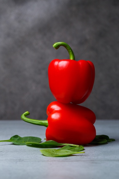 Rode paprika met spinazie op een grijze tafel