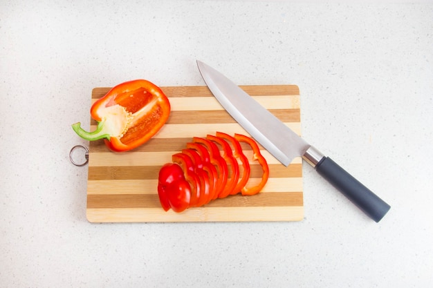 Rode paprika op de snijplank. het bereiden van gezond voedsel.