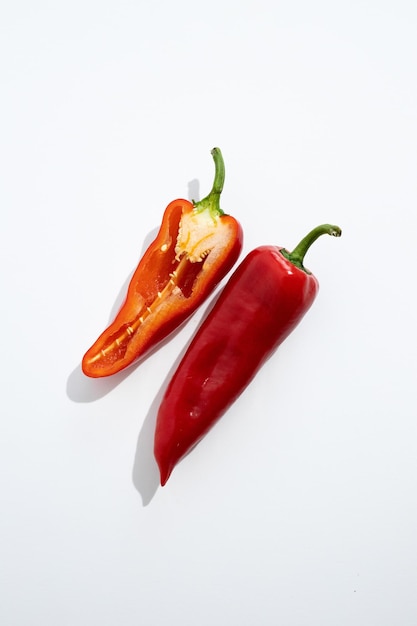 Foto rode paprika op een witte achtergrond met schaduw gezonde voeding vegetarisch eten