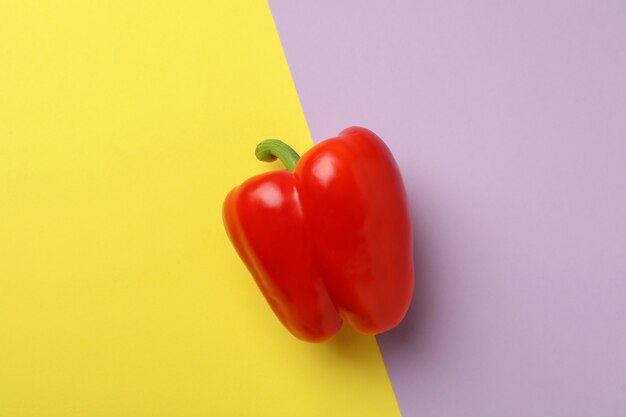 Rode paprika op twee kleuren achtergrond