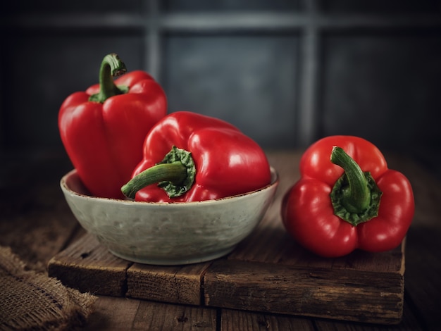 Rode paprika (paprika) in een plaat op tafel