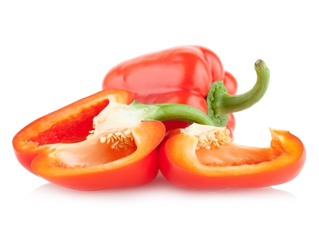 Rode paprika pepers geïsoleerd op witte achtergrond