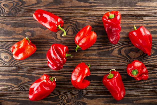 Rode paprika pepers op een houten achtergrond