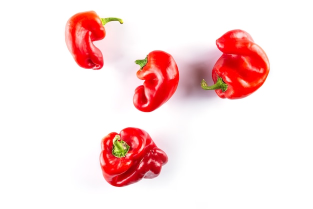 Rode paprika pepers op een witte achtergrond