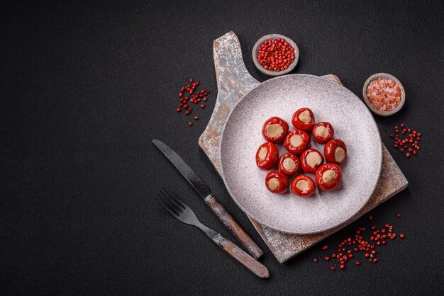 Rode paprika's gevuld met kaas of vlees met gezouten specerijen en kruiden