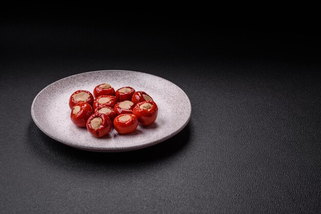 Rode paprika's gevuld met kaas of vlees met gezouten specerijen en kruiden