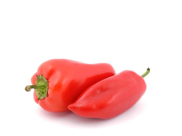 Rode paprika's op een witte achtergrond