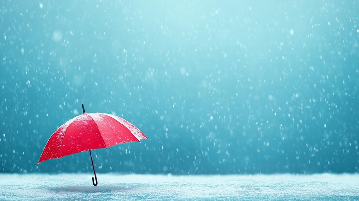 Rode paraplu bedekt met sneeuw tijdens een winter sneeuwval geïsoleerd tegen een blauwe achtergrond