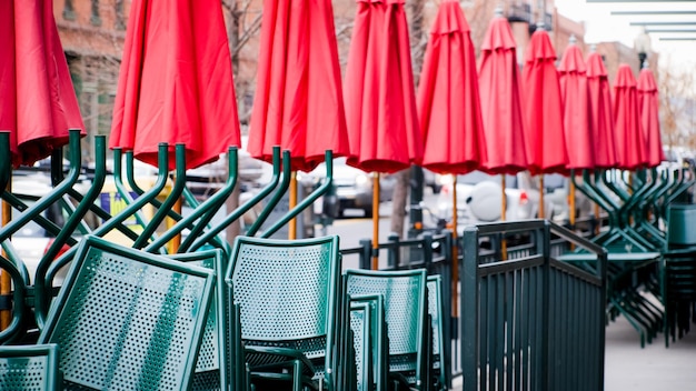Rode paraplu's in openluchtrestaurant.