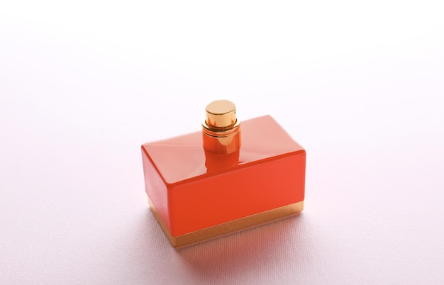 Rode parfumfles op lichte achtergrond