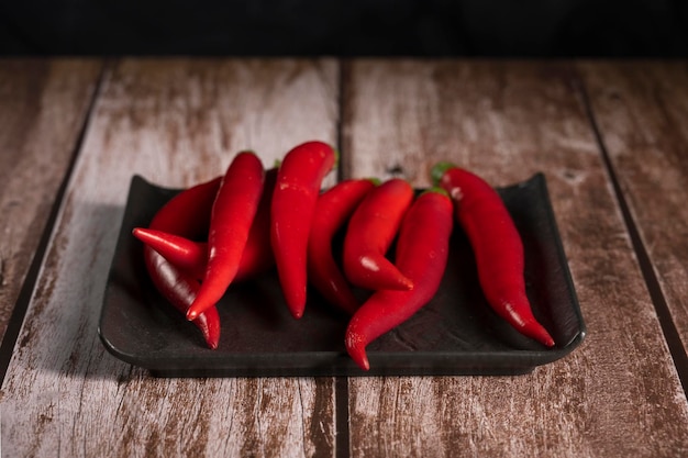 Rode peper ligt op tafel in de keuken